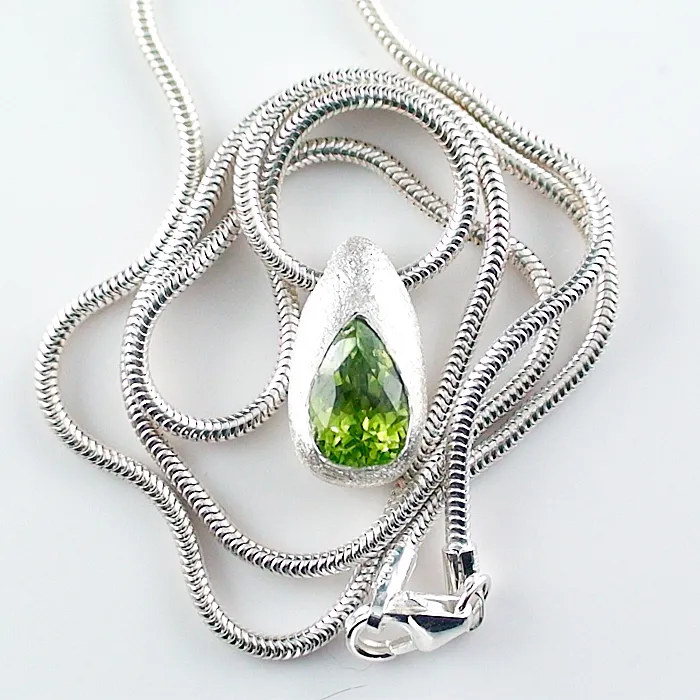 A00458 1 935er silber anhaenger mit peridot und schlangenkette nur bei der opal schmiede