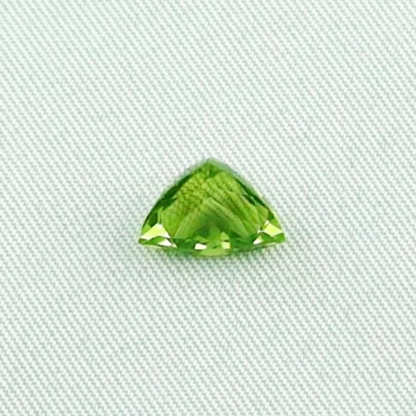 ES00216 1 spitzen peridot edelstein edelsteine online kaufen