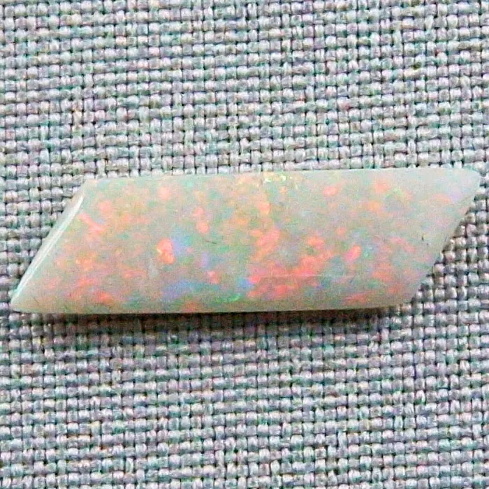 TO00309 1 white opal edelstein gem class opale opusopal