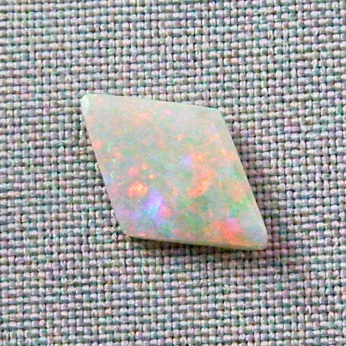 TO00313 1 white opal edelstein gem class opale opusopal