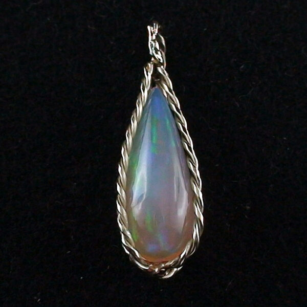 Goldanhänger mit 5,86 ct. Top Gem Welo Opal - Fancy Tropfen Schliff | Käfig Fassung aus 14k Gold