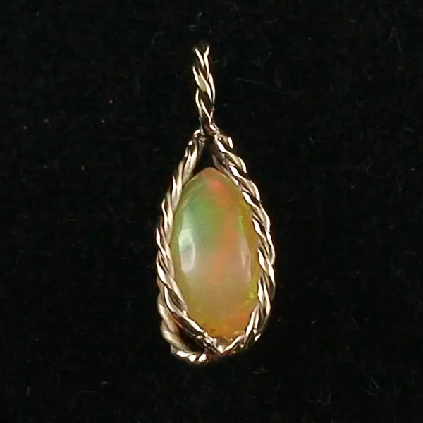 Goldanhänger mit 2,42 ct. Top Gem Welo Opal - Fancy Tropfen Schliff | Käfig Fassung aus 14k Gold