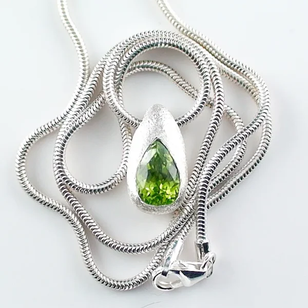 2,38 ct. Peridot Anhänger in 935er Silber – Handgefertigtes Meisterstück