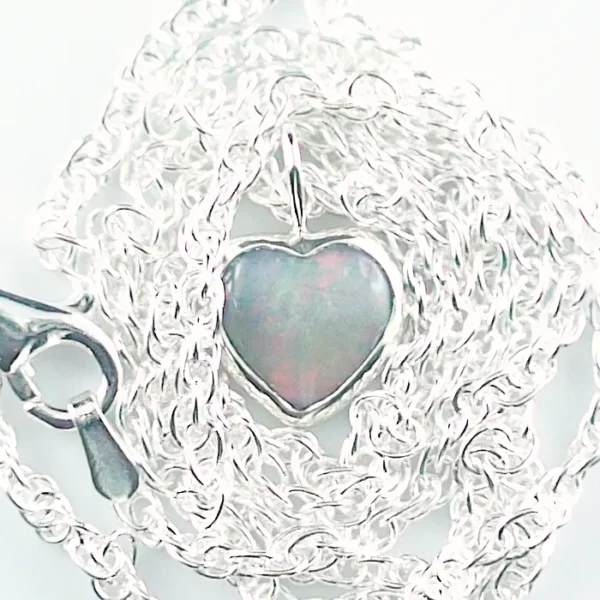 Herzanhänger aus 935er Silber mit 0,83 ct. White Opal und passender Kette