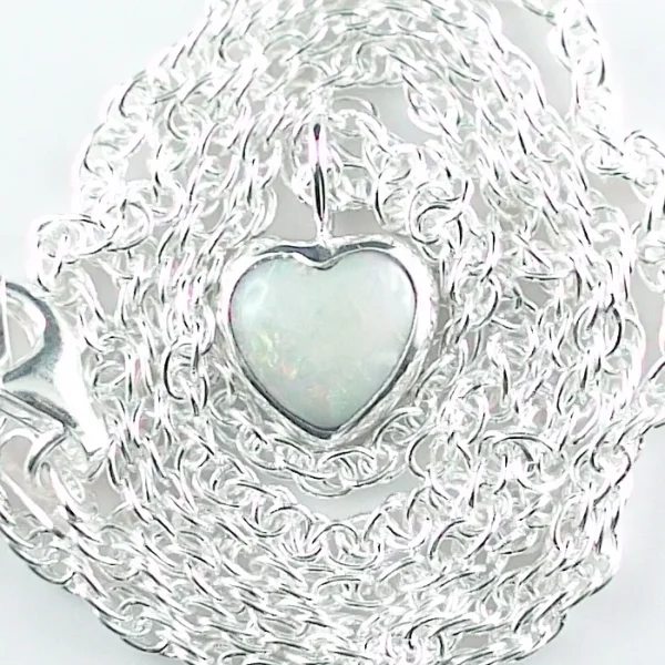 Herzanhänger aus 935er Silber mit 0,92 ct. White Opal und passender Kette