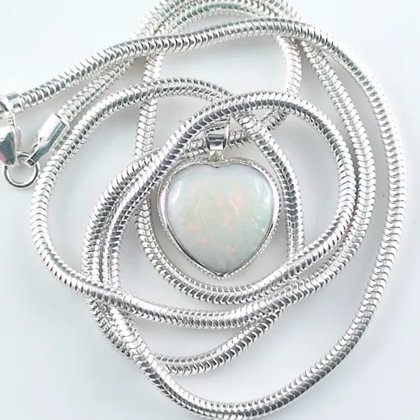 Herzanhänger aus 935er Silber mit 2,24 ct. White Opal und passender Kette