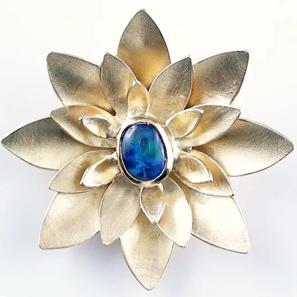 Handgefertigt - Anhänger aus Gold - Exquisite goldene Lotusblüte mit strahlendem Opal