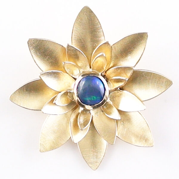 18k Gelbgold Lotusblüte als Anhänger mit strahlendem blauen Opal