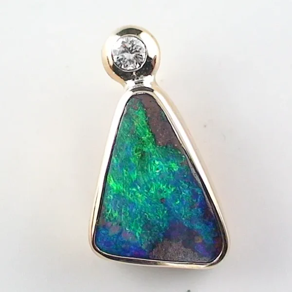 18k Goldanhänger mit 9,32 ct. Boulder Opal & 0,155 ct VSI Diamant