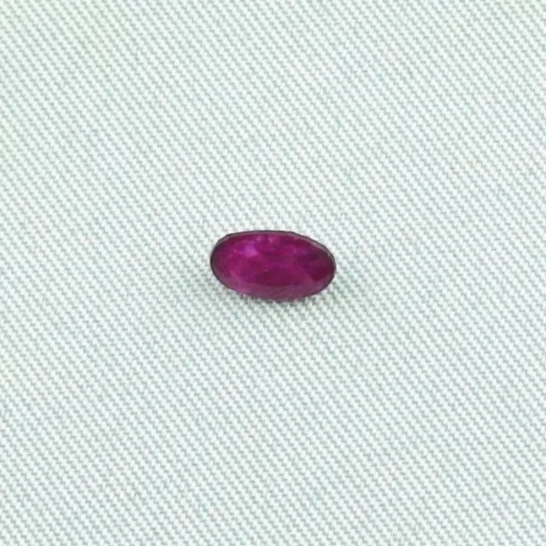 0,74 ct Rubin Ovalschliff Multifacettiert Blutrot Edelstein