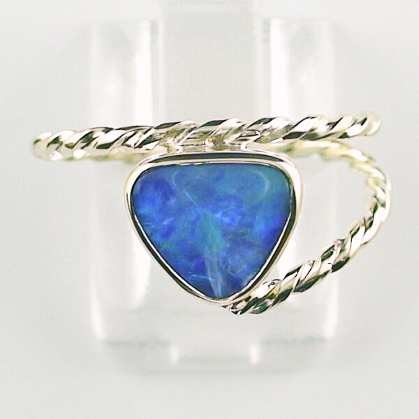 14k 585er Goldring mit blauem 0,71 ct Black Crystal Opal