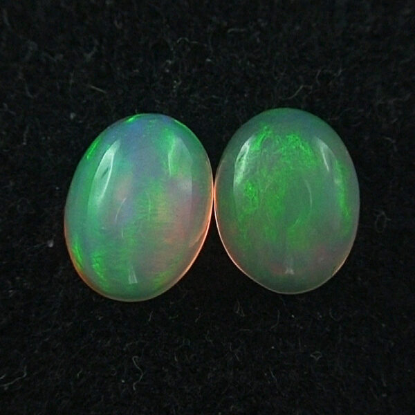 Grüne  Welo Opal Pärchen 1,26 u. 1,11 ct für Ohrringe