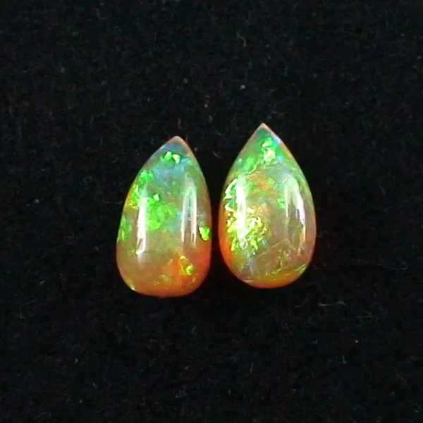 Welo Opal Pärchen 2,04 u. 2,06 ct Multicolor Milchopale Opale