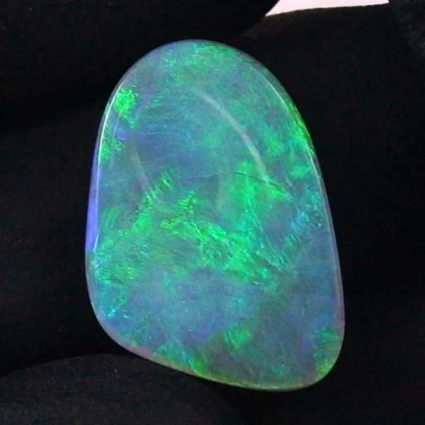 Black Crystal Opal 8,45 ct Grün Türkiser Vollopal