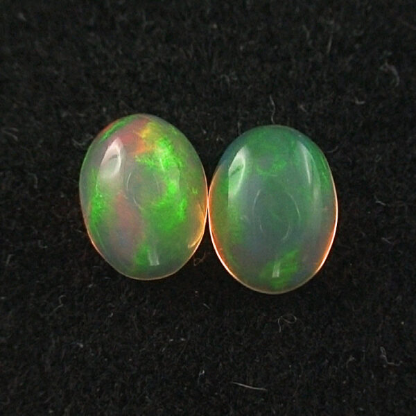 Welo Opal Pärchen 1,40 ct u. 1,13 ct Grüne Opalsteine - Multicolor