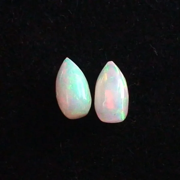 Welo Opal Pärchen 1,35 u. 1,35 ct Multicolor Milchopale Opale