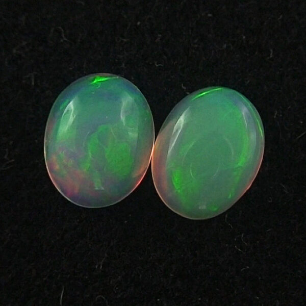 Multicolor Welo Opal Pärchen 1,04 ct u. 0,91 ct Grüne Opalsteine